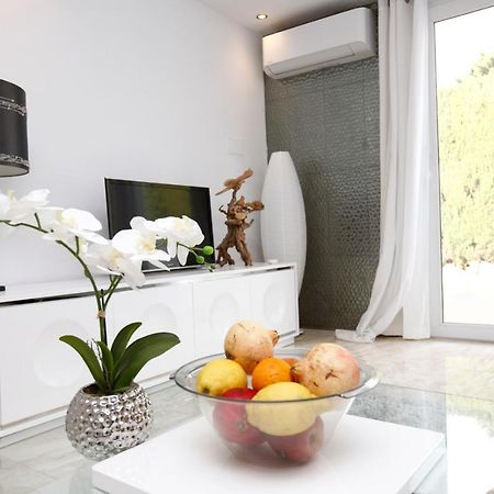 R02 Luxury Apartment In Villa With Pool And Garden 马尔韦利亚 外观 照片