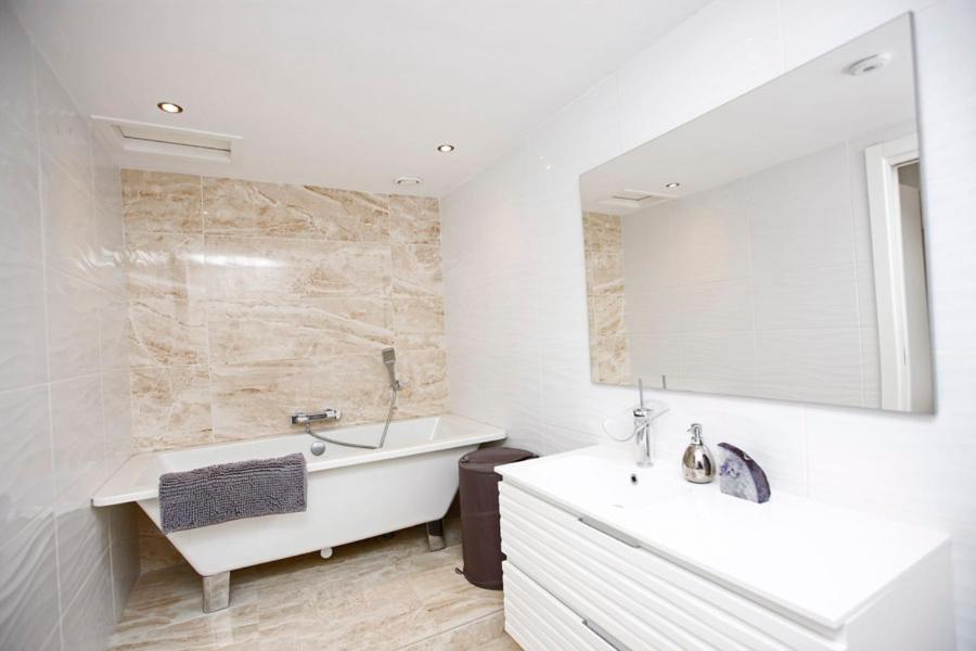 R02 Luxury Apartment In Villa With Pool And Garden 马尔韦利亚 外观 照片