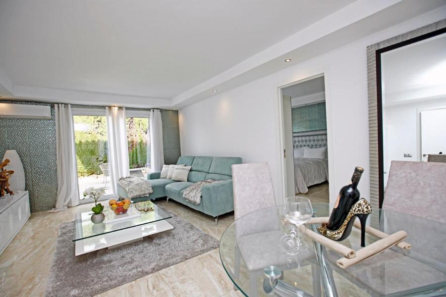 R02 Luxury Apartment In Villa With Pool And Garden 马尔韦利亚 外观 照片